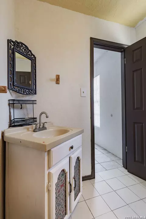 Bath - 1265 Duffy St, Eagle Pass, TX 78852 photo 7 of 7
