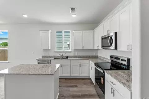 Kitchen - 1239 Toro Playa, Converse, TX 78109 photo 2 of 5