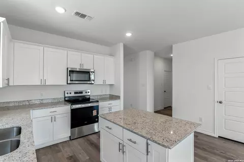 Kitchen - 1239 Toro Playa, Converse, TX 78109 photo 5 of 5