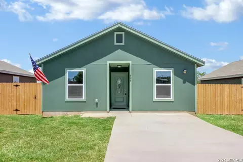 806 E 6th St, Nixon, TX 78140