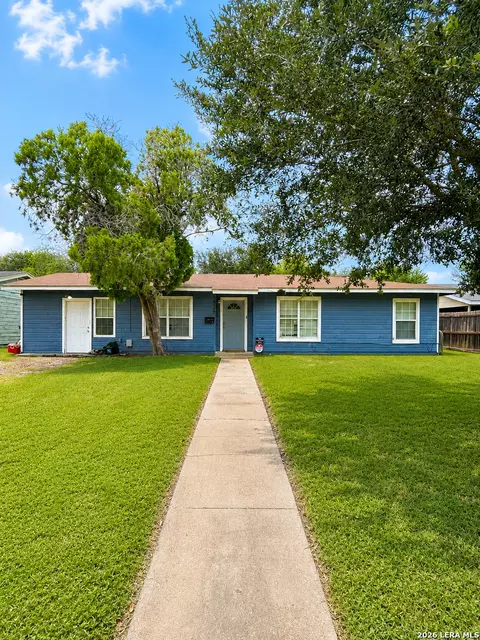 1015 E Randall, Beeville, TX 78102