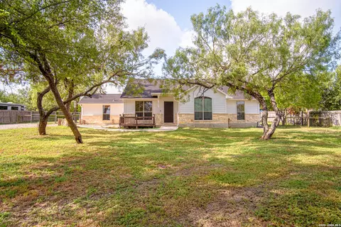 915 County Road 3822, San Antonio, TX 78253