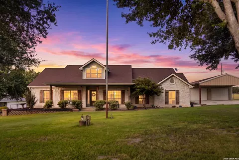 1413 Country Hills Dr, La Vernia, TX 78121
