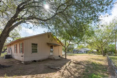 412 W Coker, Devine, TX 78016 photo 23