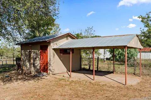 412 W Coker, Devine, TX 78016 photo 24
