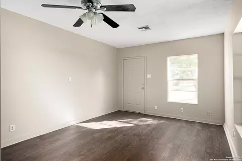 412 W Coker, Devine, TX 78016 photo 6