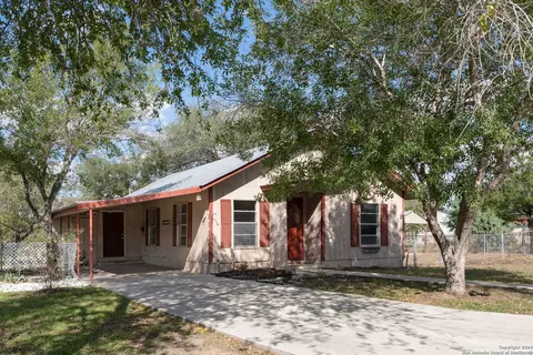 412 W Coker, Devine, TX 78016 photo 3