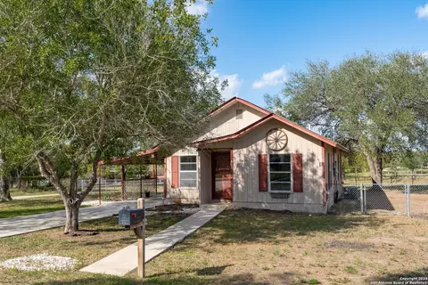 412 W Coker, Devine, TX 78016 photo 2