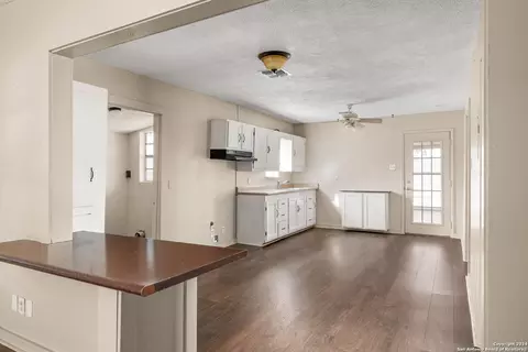 412 W Coker, Devine, TX 78016 photo 8