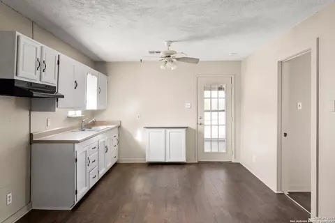 412 W Coker, Devine, TX 78016 photo 9