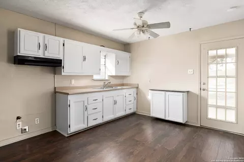 412 W Coker, Devine, TX 78016 photo 10