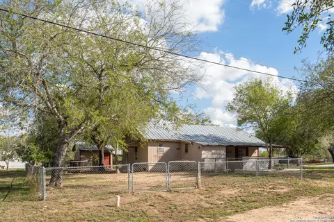 412 W Coker, Devine, TX 78016 photo 21