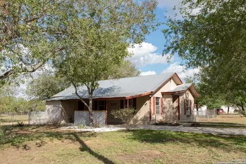 412 W Coker, Devine, TX 78016 photo 4