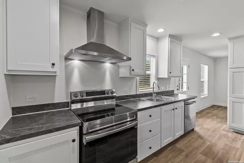Kitchen - 697 County Road 664, Devine, TX 78016 photo 2 of 2