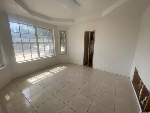 Living - 346 Falcon, Eagle Pass, TX 78852 photo 3 of 4