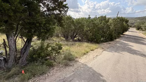 1076 Trail Pass, Canyon Lake, TX 78133