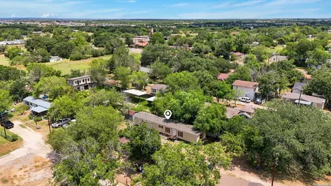 1117 Plum St, Floresville, TX 78114