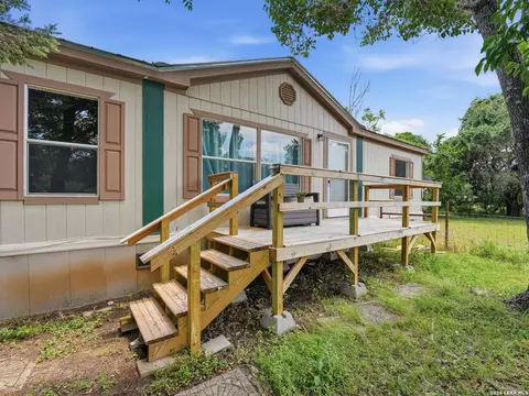718 Oak Dr, Bandera, TX 78003