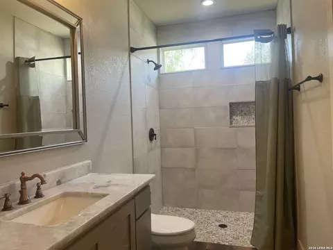 Bath - 574 County Road 660, Devine, TX 78016 photo 7 of 13