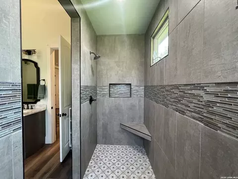 Bath - 574 County Road 660, Devine, TX 78016 photo 3 of 13