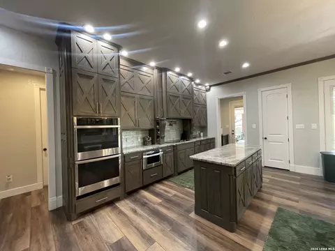 Kitchen - 574 County Road 660, Devine, TX 78016 photo 4 of 10
