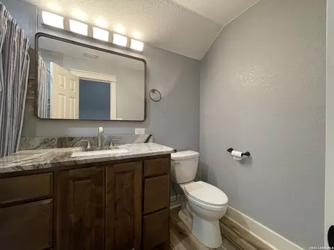 Bath - 574 County Road 660, Devine, TX 78016 photo 10 of 13