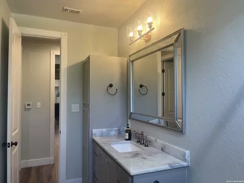 Bath - 574 County Road 660, Devine, TX 78016 photo 8 of 13