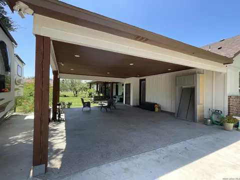Exterior - 574 County Road 660, Devine, TX 78016 photo 6 of 25