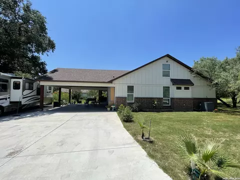 Exterior - 574 County Road 660, Devine, TX 78016 photo 5 of 25