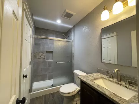 Bath - 574 County Road 660, Devine, TX 78016 photo 11 of 13