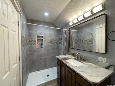 Bath - 574 County Road 660, Devine, TX 78016 photo 9 of 13