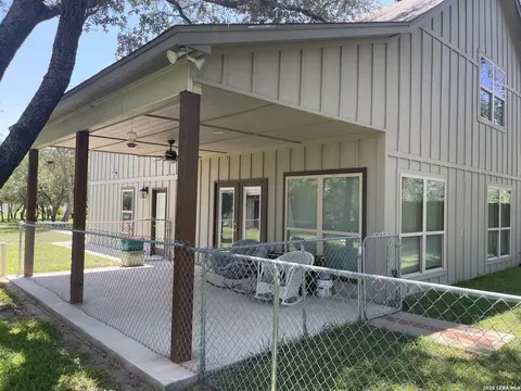 Exterior - 574 County Road 660, Devine, TX 78016 photo 15 of 25