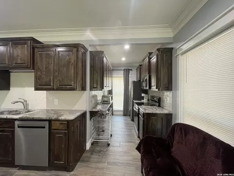 Kitchen - 574 County Road 660, Devine, TX 78016 photo 9 of 10