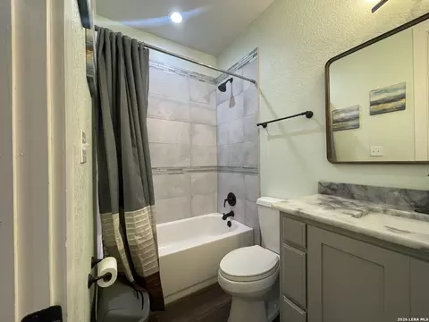 Bath - 574 County Road 660, Devine, TX 78016 photo 6 of 13