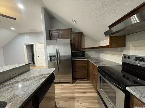 Kitchen - 574 County Road 660, Devine, TX 78016 photo 7 of 10