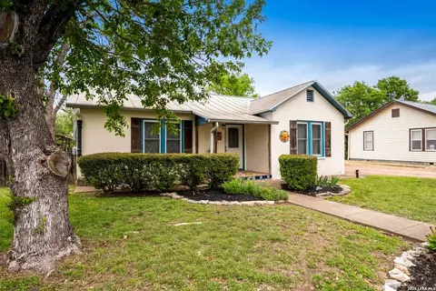 408 W College St, Fredericksburg, TX 78624