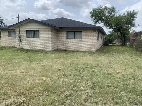 Exterior - 508 Crouch Ave, Devine, TX 78016 photo 5 of 12