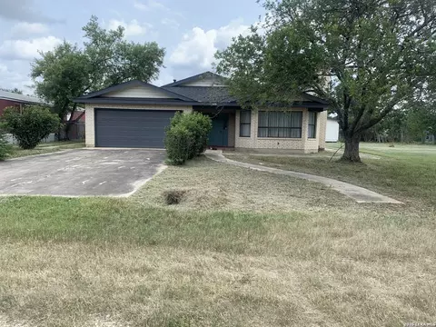 Exterior - 508 Crouch Ave, Devine, TX 78016 photo 11 of 12