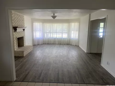 Living - 508 Crouch Ave, Devine, TX 78016 photo 2 of 4