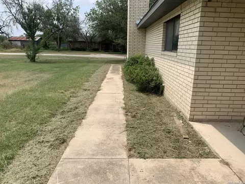 Exterior - 508 Crouch Ave, Devine, TX 78016 photo 3 of 12
