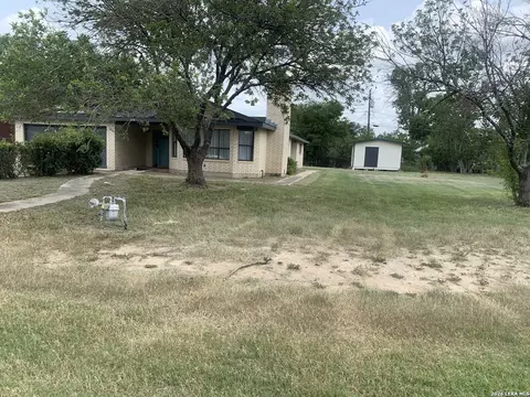 Exterior - 508 Crouch Ave, Devine, TX 78016 photo 10 of 12