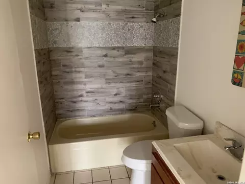 Bath - 508 Crouch Ave, Devine, TX 78016 photo 2 of 2
