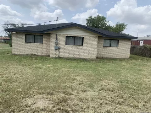 Exterior - 508 Crouch Ave, Devine, TX 78016 photo 4 of 12