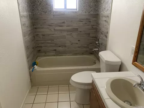 Bath - 508 Crouch Ave, Devine, TX 78016 photo 1 of 2