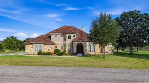 128 Abrego Ridge Dr, Floresville, TX 78114