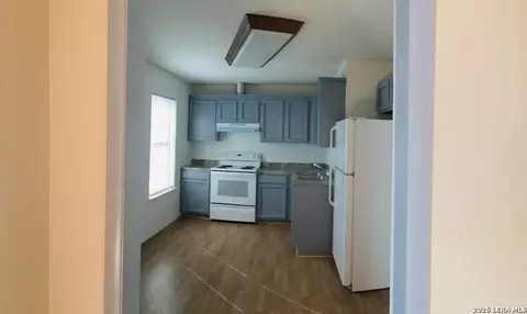 Entry Way - 2811 Siwel St, Eagle Pass, TX 78852 photo 5 of 6