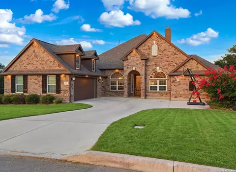 175 Wagon Ln, Castroville, TX 78009