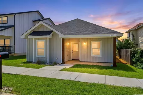 133 Lark Hill Rd, Floresville, TX 78114