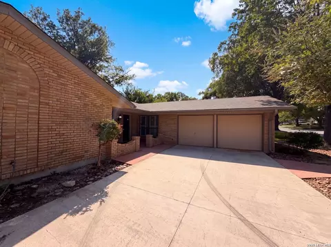 326 De Soto Dr, Universal City, TX 78148