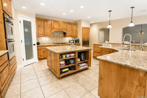 Kitchen - 704 Jack Nicklaus, Devine, TX 78016 photo 2 of 4